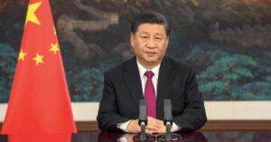 Xi Jinping durante pronunciamento oficial em Pequim após sanções da China à Hanwha Ocean.