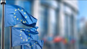 Bandeiras da União Europeia em frente à sede do bloco simbolizam negociações do acordo comercial Mercosul-União Europeia.