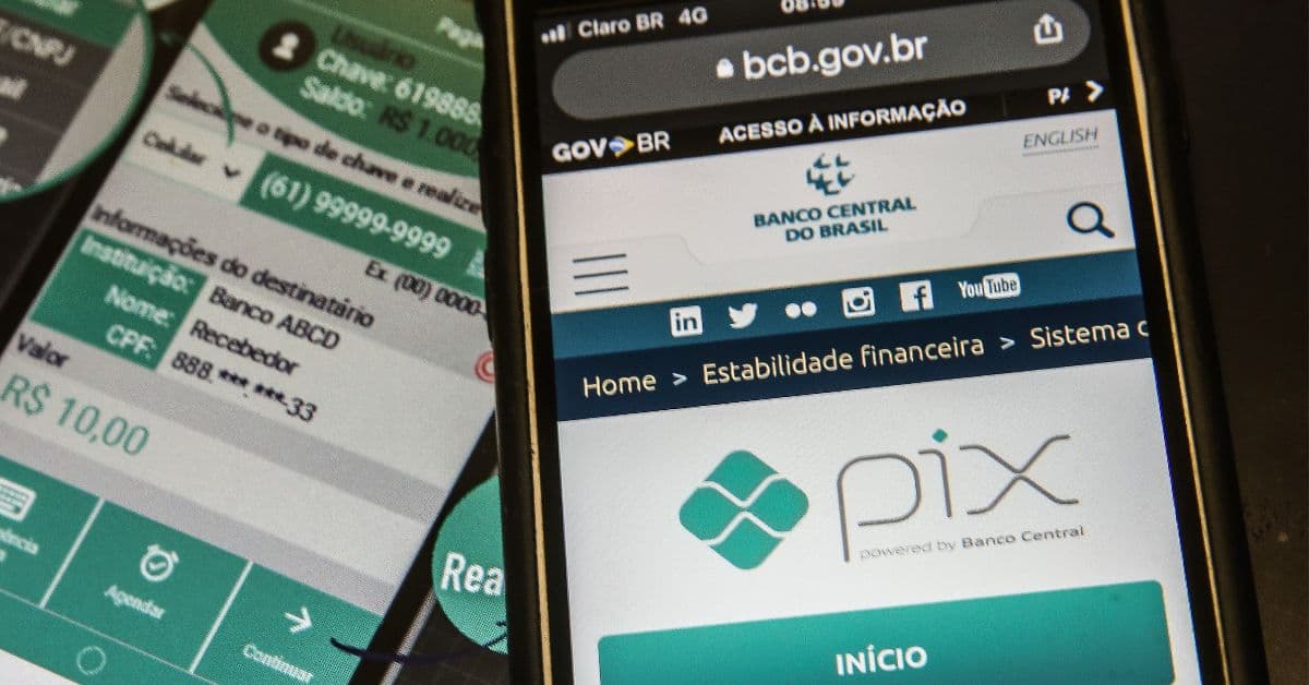 Interface do aplicativo PIX e site do Banco Central do Brasil exibidos em celulares, ilustrando o sistema de pagamentos instantâneos e representando o ataque hacker ao PIX.