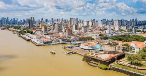 Hospedagem na COP30 em Belém mostra desafio logístico e limitações da infraestrutura para o evento climático.