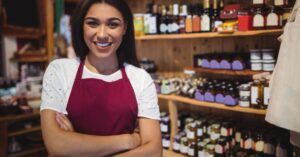 Empreendedora no comércio local simboliza o crescimento dos pequenos negócios em 2025.