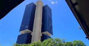 Crédito cresce com Selic alta: sede do Banco Central em Brasília representa a política monetária que sustenta o avanço do crédito no país.