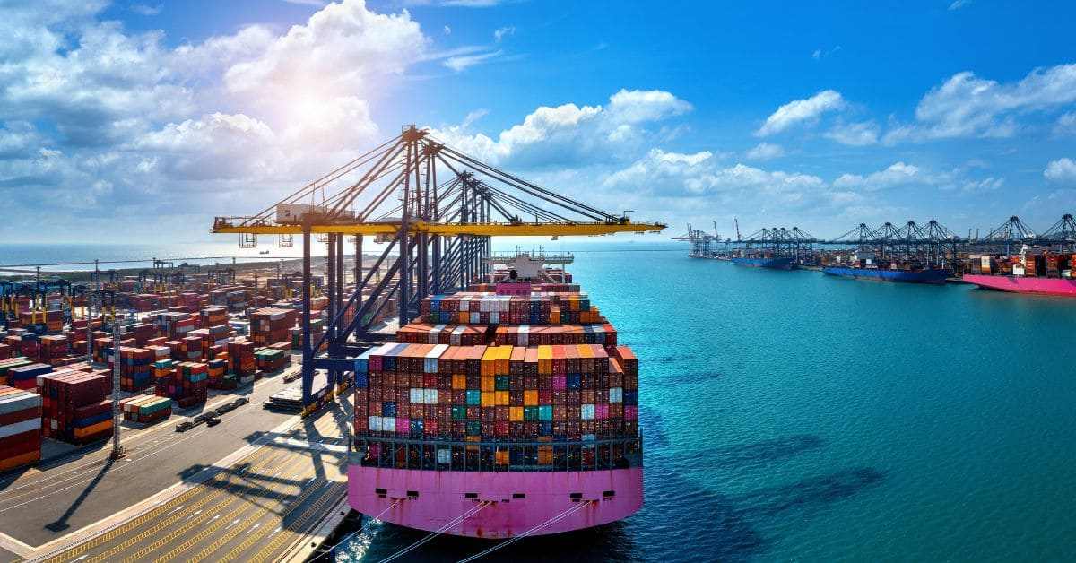 navio atracado em porto brasileiro carregando contêineres coloridos, representando o aumento das exportações de farelo de soja em 2025