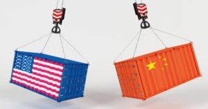 Contêineres com as bandeiras dos Estados Unidos e da China representam a guerra comercial EUA x China e suas consequências para a economia global.