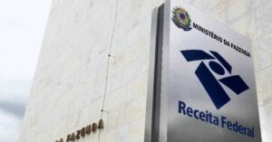 Fachada da Receita Federal em Brasília, sede responsável pelos leilões eletrônicos de bens apreendidos no país.