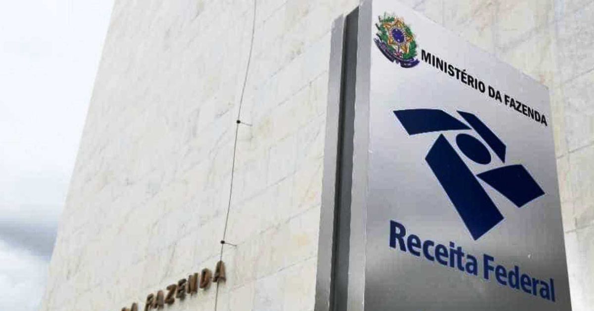 Fachada da Receita Federal em Brasília, sede responsável pelos leilões eletrônicos de bens apreendidos no país.