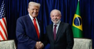 Lula e Trump, durante reunião bilateral na Malásia, sobre tarifas de exportação,