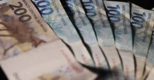 Imagem mostra notas de R$ 100 e R$ 200, em alusão à meta fiscal de 2025 do governo federal.