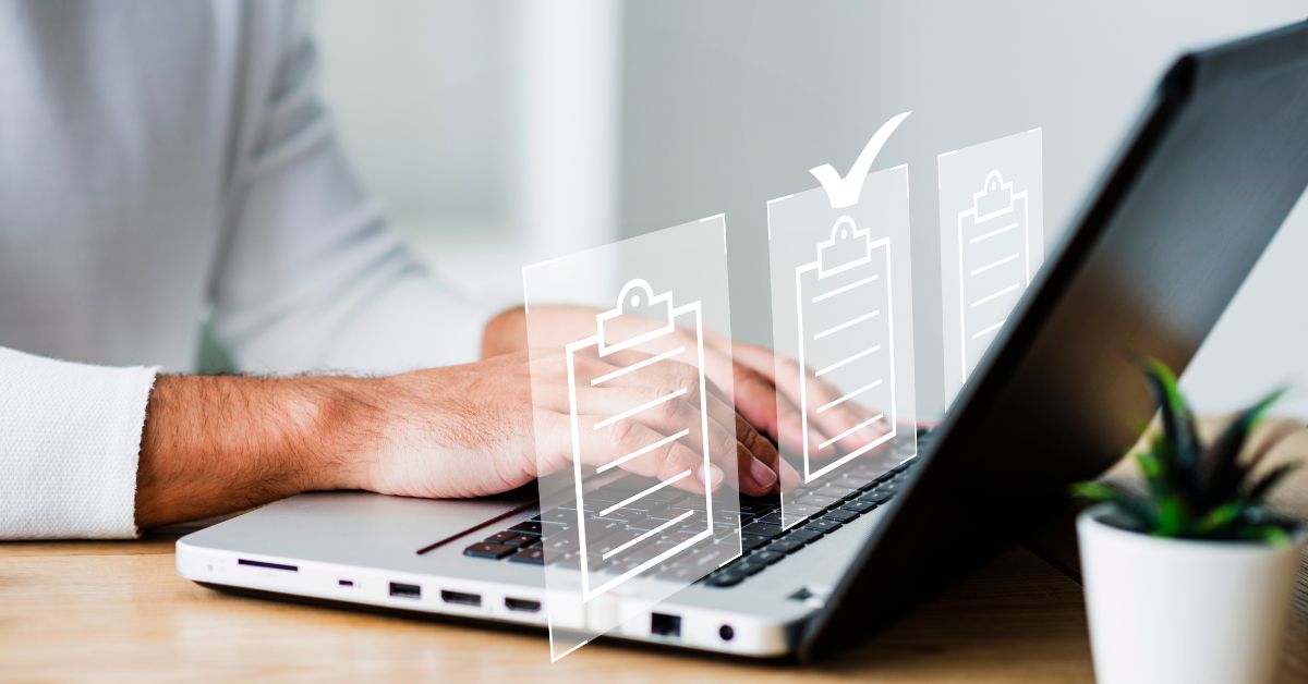 Profissional utiliza notebook com ícones digitais de checklist, representando a coleta, tratamento e conformidade de dados nas empresas brasileiras.