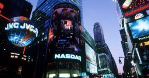 Painel luminoso da Nasdaq em Nova York representa expansão da bolsa americana em direção a empresas brasileiras