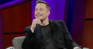 Elon Musk em evento da Tesla. Discussões sobre seu pacote de remuneração trilionário trazem questões sobre concentração de poder