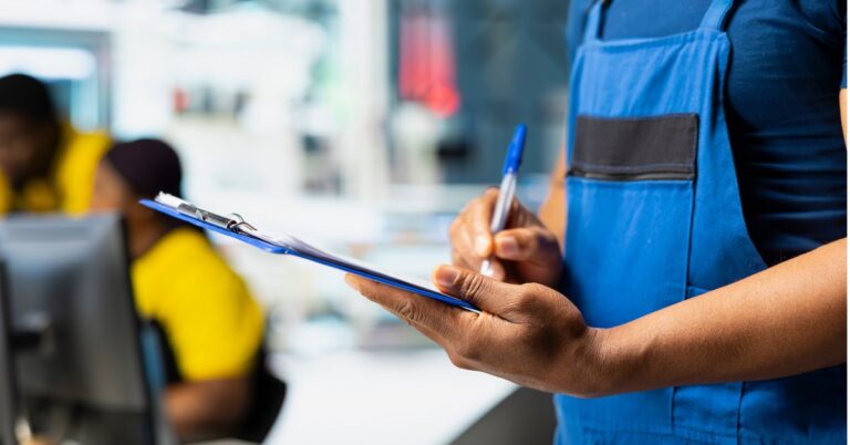 Profissional de serviços preenchendo formulário em ambiente de trabalho, ilustrando o avanço do setor na Pesquisa Mensal de Serviços IBGE