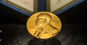 Medalha dourada do prêmio Nobel de Economia, símbolo do reconhecimento internacional a estudos sobre inovação e crescimento econômico.