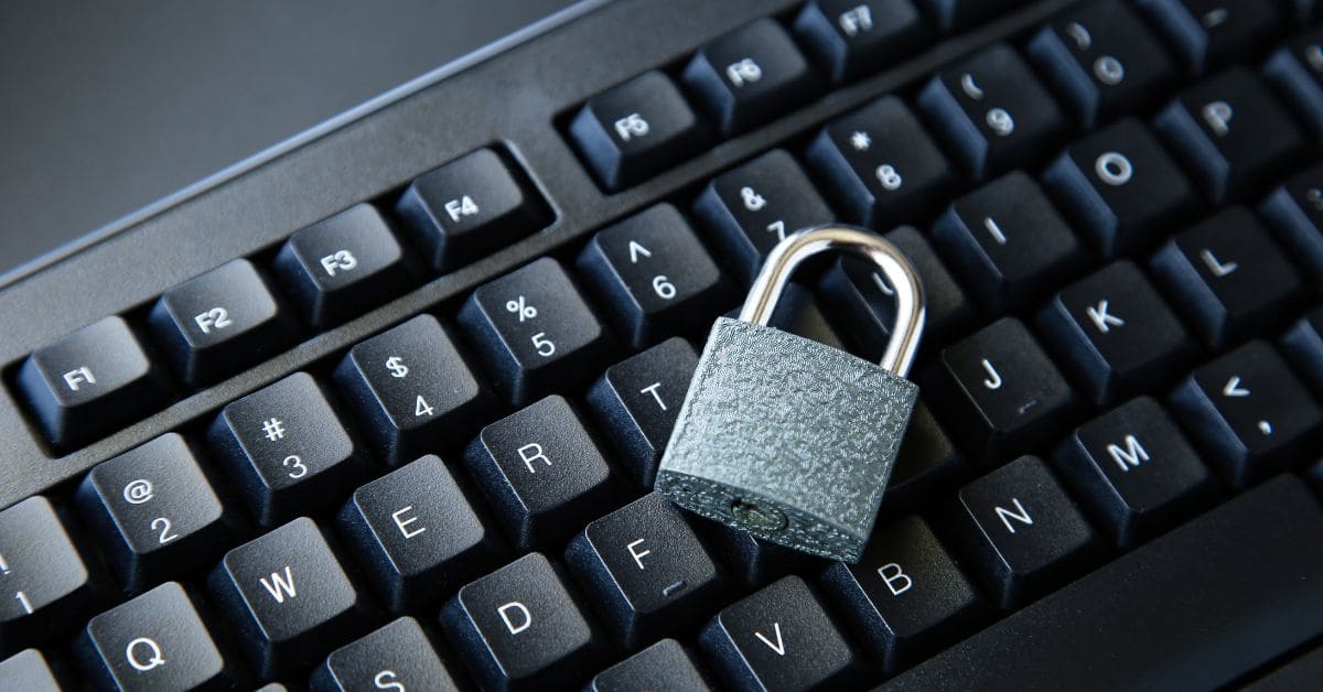 Ilustração conceitual de privacidade digital e proteção de dados representada por um cadeado sobre teclado, em referência à LGPD e ao blockchain no Brasil.
