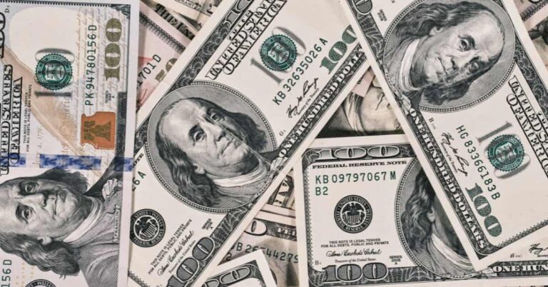 Queda do dólar americano após falas de Powell sobre cortes do Fed