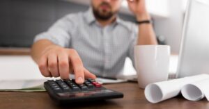 Imagem representando investidor, envolvido com taxas e retornos da renda fixa no Brasil