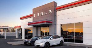 fachada da Tesla com carros elétricos em frente à concessionária nos Estados Unidos Alto investimento em Altos custos com AI e tarifas prejudicaram resultado trimestral da Tesla