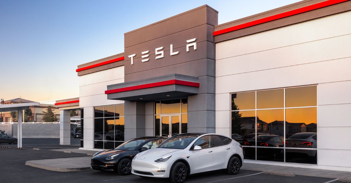 fachada da Tesla com carros elétricos em frente à concessionária nos Estados Unidos Alto investimento em Altos custos com AI e tarifas prejudicaram resultado trimestral da Tesla