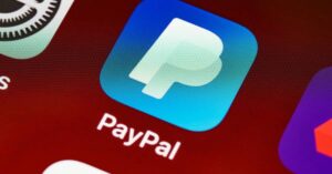 Ícone do aplicativo PayPal exibido em tela de celular, representando as stablecoins do PayPal (PYUSD).