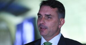 Flávio Bolsonaro pede suspensão do empréstimo aos Correios ao TCU.