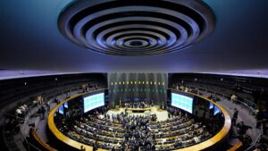 Plenário da Câmara dos Deputados durante sessão representando a taxação de investimentos