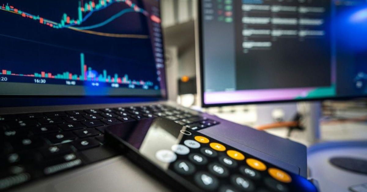 Gráficos de ações e calculadora simbolizam o planejamento para viver de dividendos e construir renda passiva.
