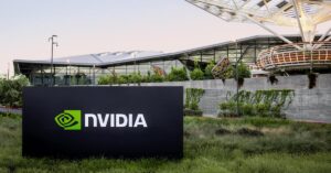 Sede da Nvidia na Califórnia destaca o avanço da empresa cujo valor de mercado da Nvidia atingiu US$ 5 trilhões com o boom da inteligência artificial.