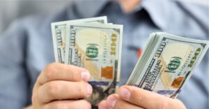 conversão de salário em dólar em análise de rendimento real