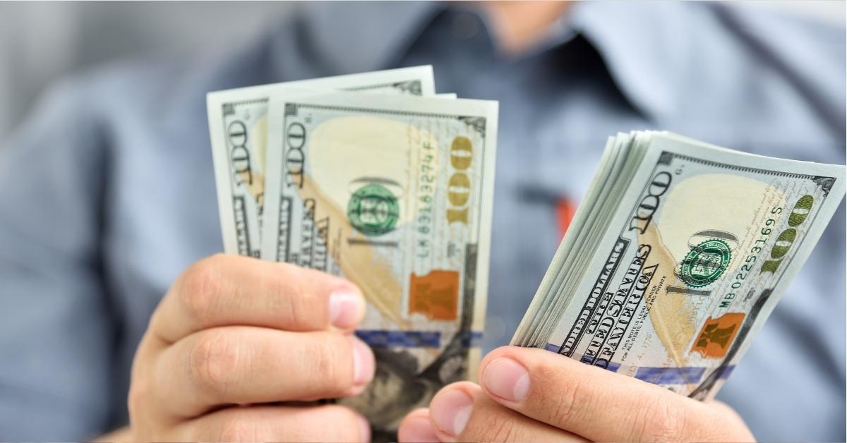 conversão de salário em dólar em análise de rendimento real