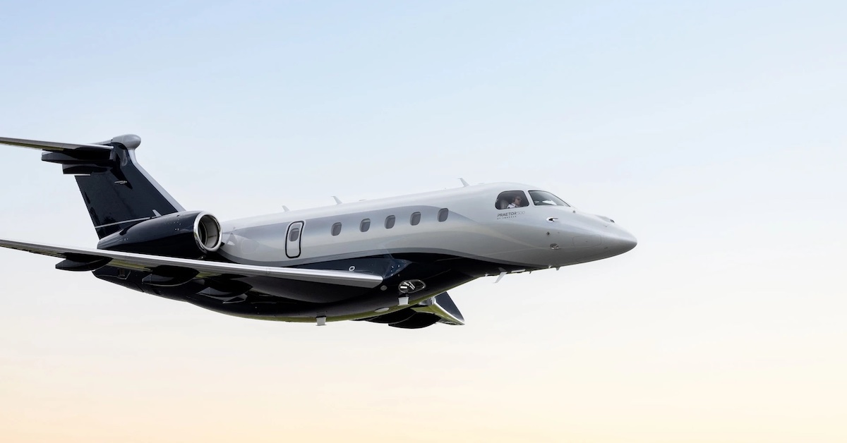 Resultado trimestral da Embraer mostra jato executivo em voo, símbolo do crescimento e da receita recorde de R$ 10,9 bilhões no 3T25