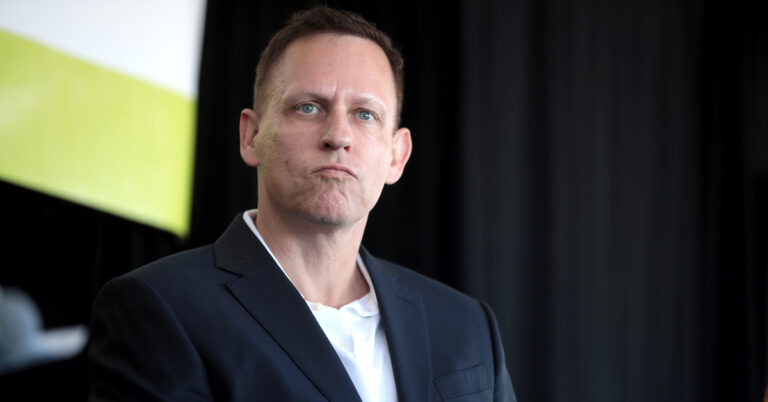 Fundador Peter Thiel em destaque durante evento — figura central na valorização da Palantir.