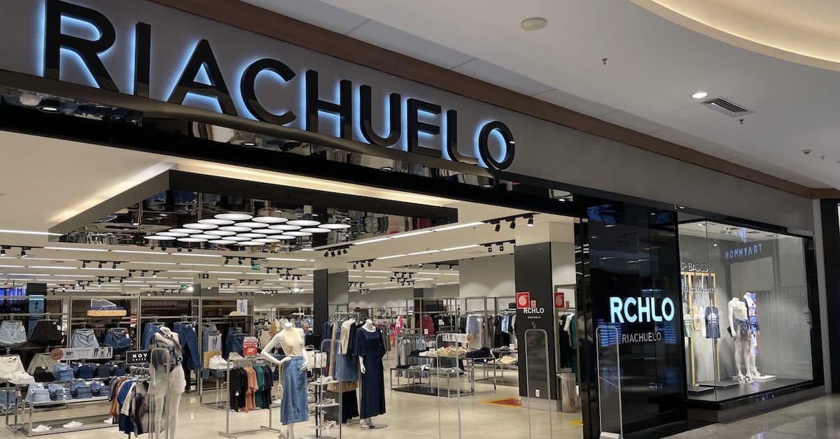 Fachada de loja da Riachuelo simbolizando o lucro da Guararapes no terceiro trimestre