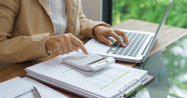 Saques da poupança em outubro no Brasil