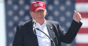 Popularidade de Trump em destaque durante discurso nas eleições americanas de 2025