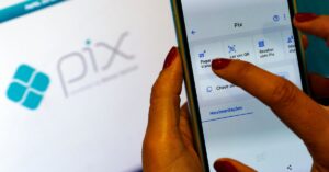 Pagamento via Pix em aplicativo financeiro