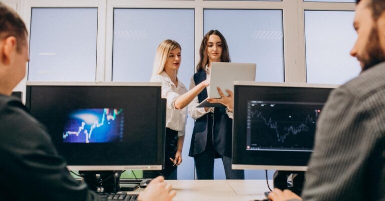Zenstox vs corretores Tier-1: profissionais analisando gráficos e plataformas de investimento.
