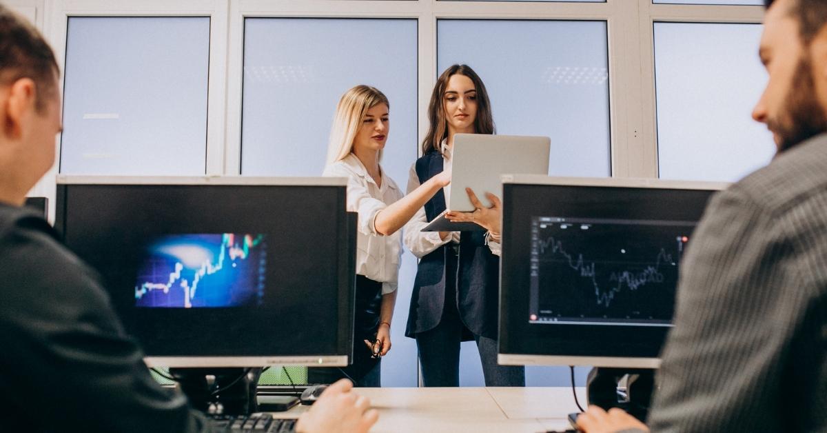 Zenstox vs corretores Tier-1: profissionais analisando gráficos e plataformas de investimento.