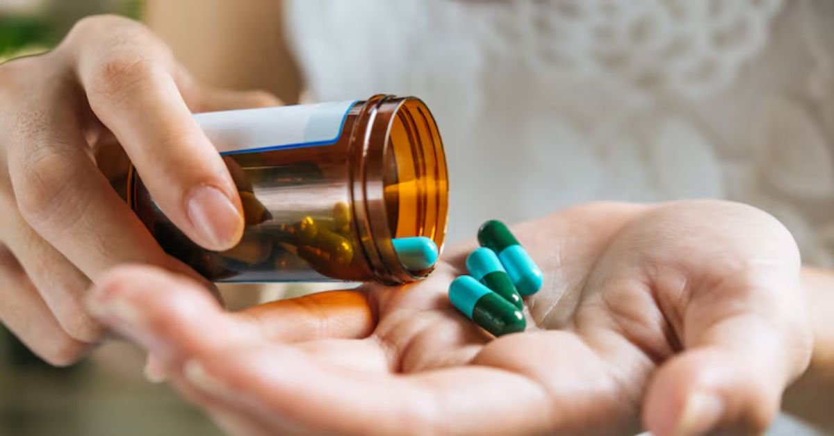 cápsulas e frasco representando serviço da Amazon Pharmacy