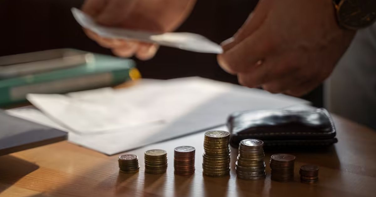 arrecadação de tributos em 2025 representada por pilhas de moedas