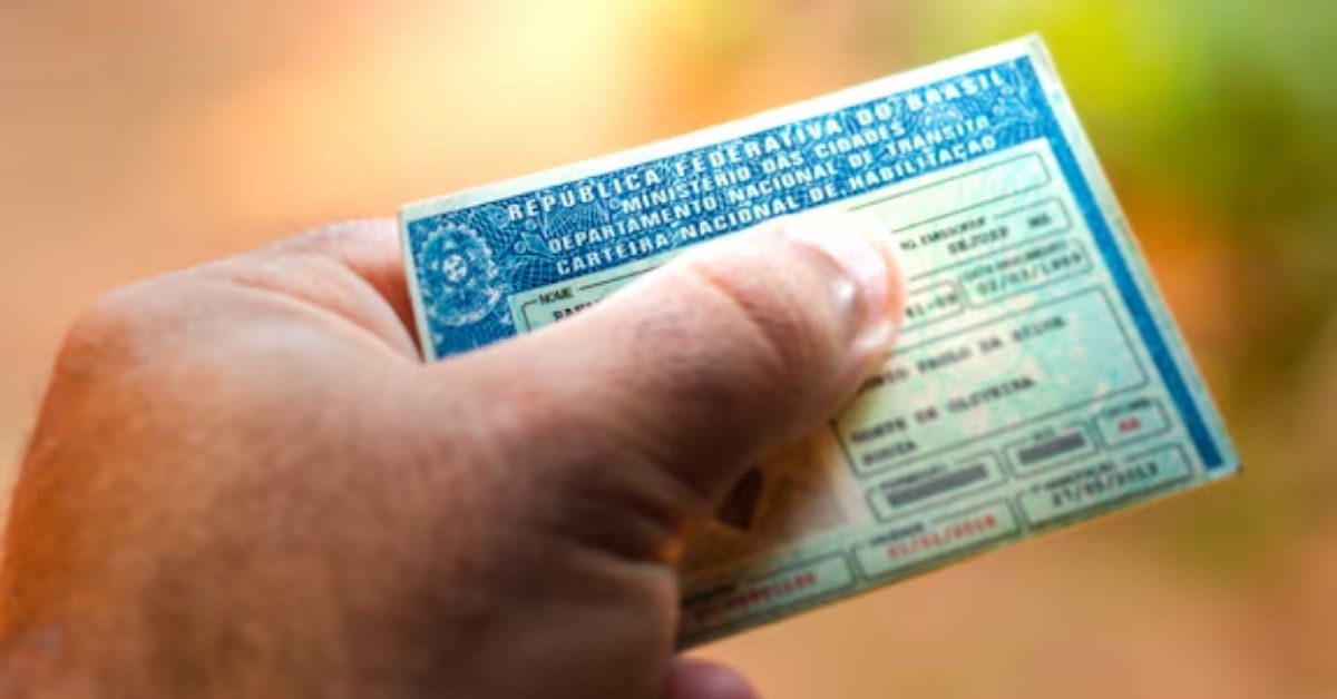 CNH mais acessível representada por documento de habilitação em mãos