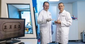 Pesquisadores da FinalSpark demonstram computador biológico com minicérebros humanos no laboratório suíço.