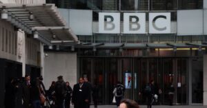 crise na BBC leva à renúncia de diretores após polêmica com Trump