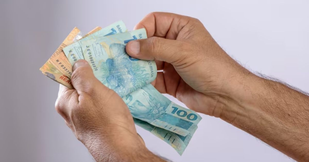 mãos contando dinheiro