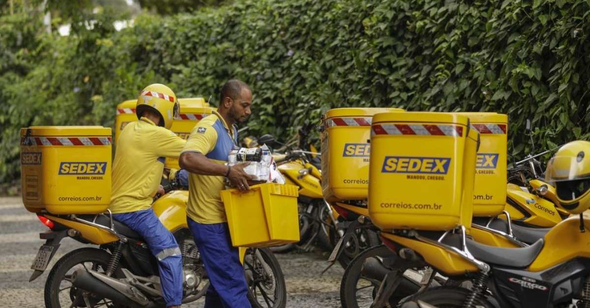 Entregadores dos Correios trabalham em área externa durante operação ligada ao Empréstimo dos Correios
