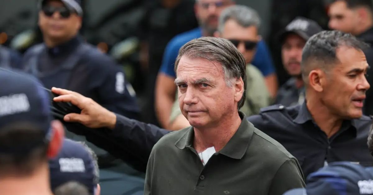 Jair Bolsonaro cercado por policiais durante a execução das penas do golpe