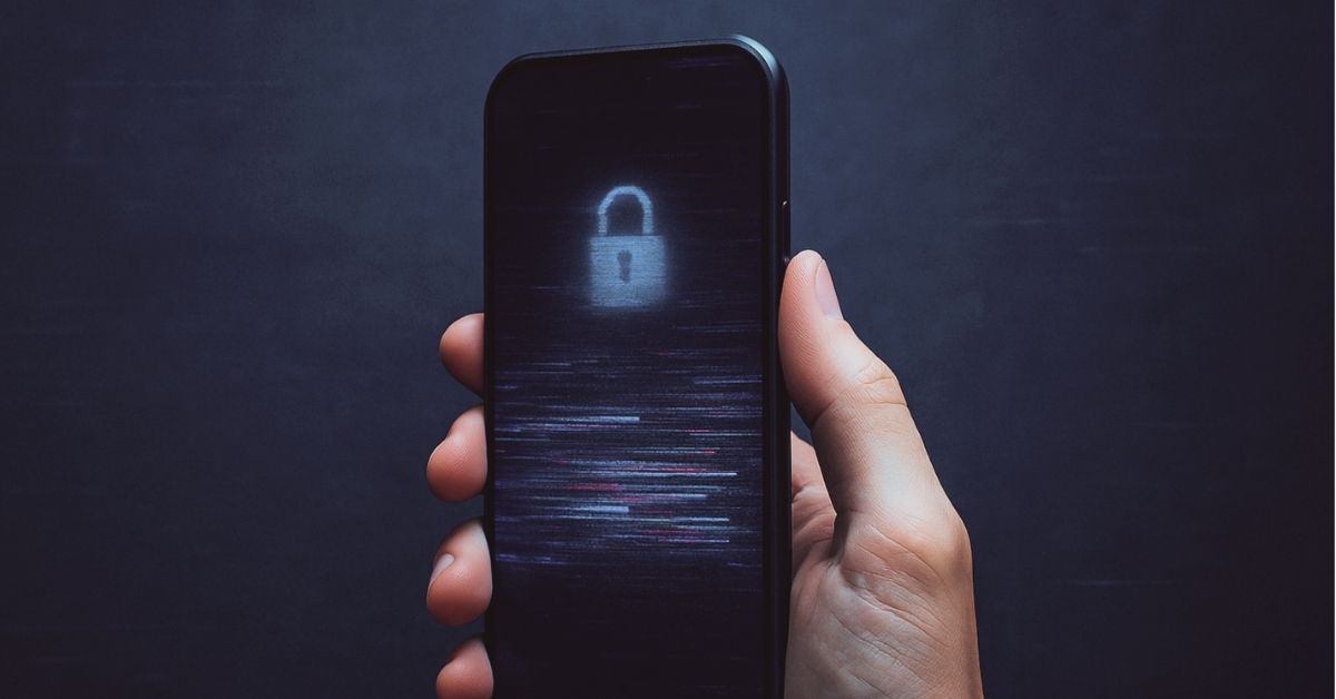 Smartphone com efeito digital simbolizando golpes financeiros em 2025 e riscos de segurança no ambiente online.