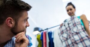 Consumidor analisando uma peça de roupa em cenário que reflete a Indecisão na Black Friday.