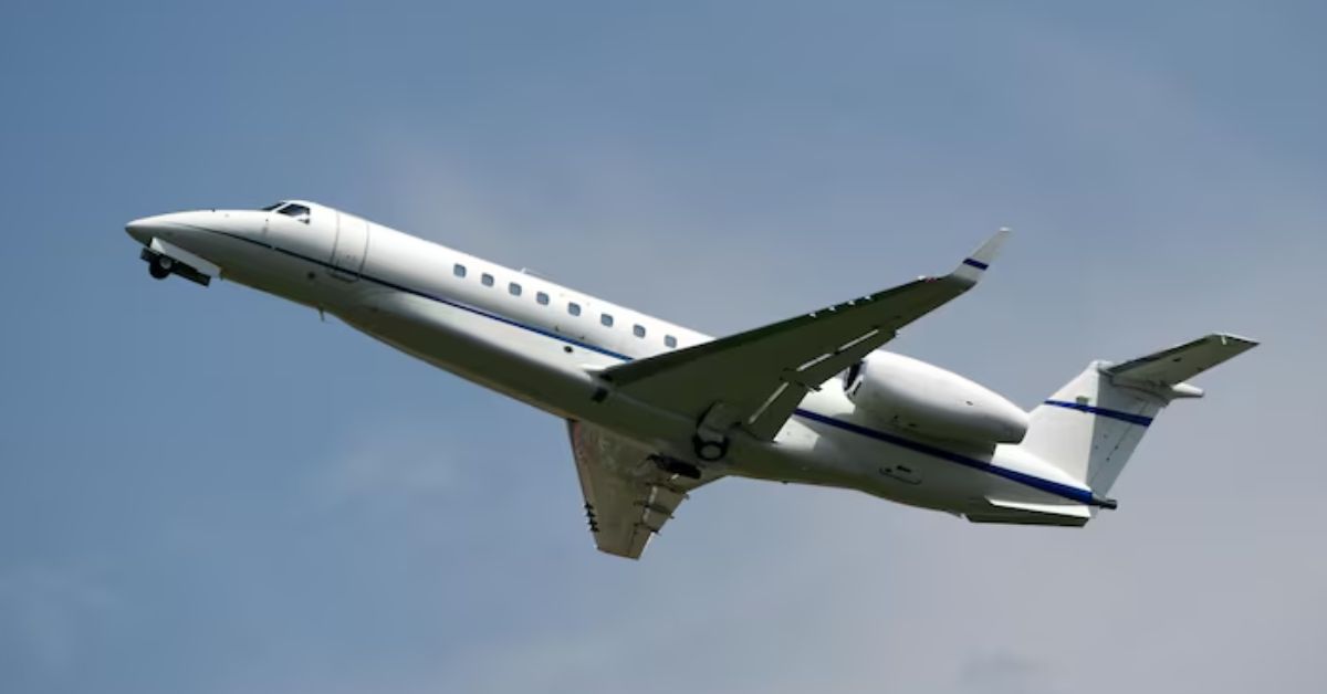 Jato executivo semelhante ao Falcon 7X em fase de decolagem