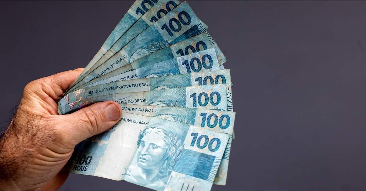 lei da isenção do Imposto de Renda em destaque com notas de 100 reais