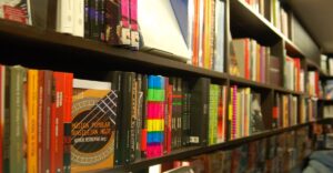 estante com livros sobre inteligência artificial e tecnologia